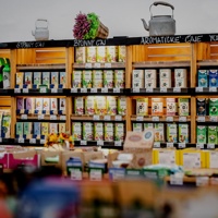 Čaje , bylinky a biopotraviny v regálech od JPL SKYWANDER